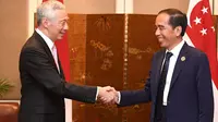 Presiden Joko Widodo atau Jokowi melakukan pertemuan bilateral dengan Perdana Menteri Singapura Lee Hsien Loong, di Hotel Sofitel Phnom Penh, Kamis 10 November 2022 malam. (Foto: Biro Pers Sekretariat Presiden).