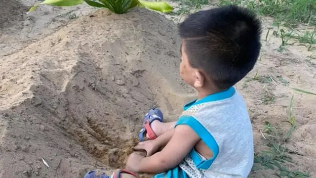 Bermain di Makam Orang Tuanya, Kisah Bocah 2 Tahun Ini Bikin Haru