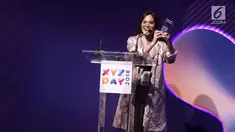 Musisi Sherly Sheinafia memegang piala saat menerima penghargaan best creator for music saat acara XYZ Day 2018 di The Hall Senayan City, Jakarta, Rabu (25/4). Sherly mendapatkan penghargaan lewat lagu berjudul Sweet Talk. (Liputan6.com/Herman Zakharia)