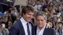 Tom Cruise berpose dengan CEO Paramount Pictures, Brad Grey saat acara  pemutaran film "Mission Impossible : Rogue Nation" di New York, AS, Senin (27/7/ 2015). Film ini adalah yang kelima dalam serial  Mission: Impossible. (REUTERS/Brendan McDermid)
