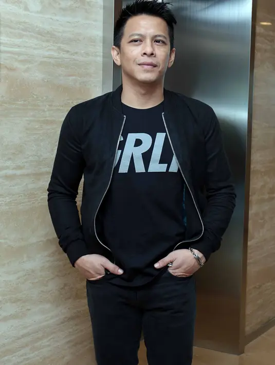 Kini, Ariel memutuskan untuk ikut bergabung menjadi salah satu juri ajang pencarian bakat. Mencari bakat-bakat muda yang terpendam dari para kontestan. (Deki Prayoga/Bintang.com)