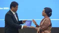 Menteri Keuangan Purbaya Yudhi Sadewa bersama pejabat lama Sri Mulyani Indrawati saat serah terima jabatan di Kantor Kementerian Keuangan, Jakarta, Selasa (9/9/2025). (merdeka.com/Arie Basuki)