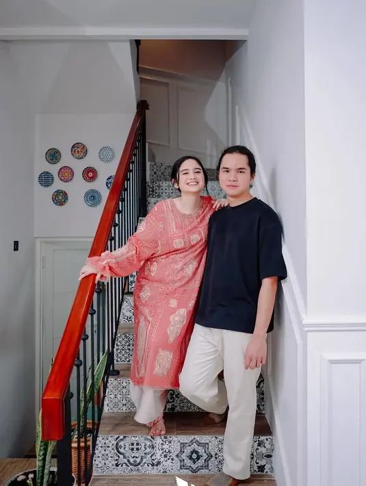 Sementara itu, Dul Jaelani tetap setia dengan gaya kasualnya yang sederhana namun tetap stylish, semakin menambah nuansa hangat dalam acara spesial tersebut. [@tissabiani].