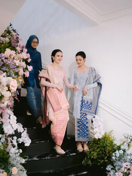 Penampilan memesona Beby Tsabina saat bertunangan mengenakan kebaya dengan border pintu Aceh berwarna pink. Kebaya ini dipadukan dengan kain wastra bernuansa senada yang tak kalah cantik. [Foto: Instagram/bebytsabina]