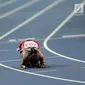 Pelari Indonesia Triyaningsih bersujud setelah mencapai garis finis dalam cabang olahraga atletik nomor lari 10 km putri SEA Games 2017 di Stadion Nasional Bukit Jalil, Kuala Lumpur, Malaysia, Kamis (24/8). (Liputan6.com/Faizal Fanani)