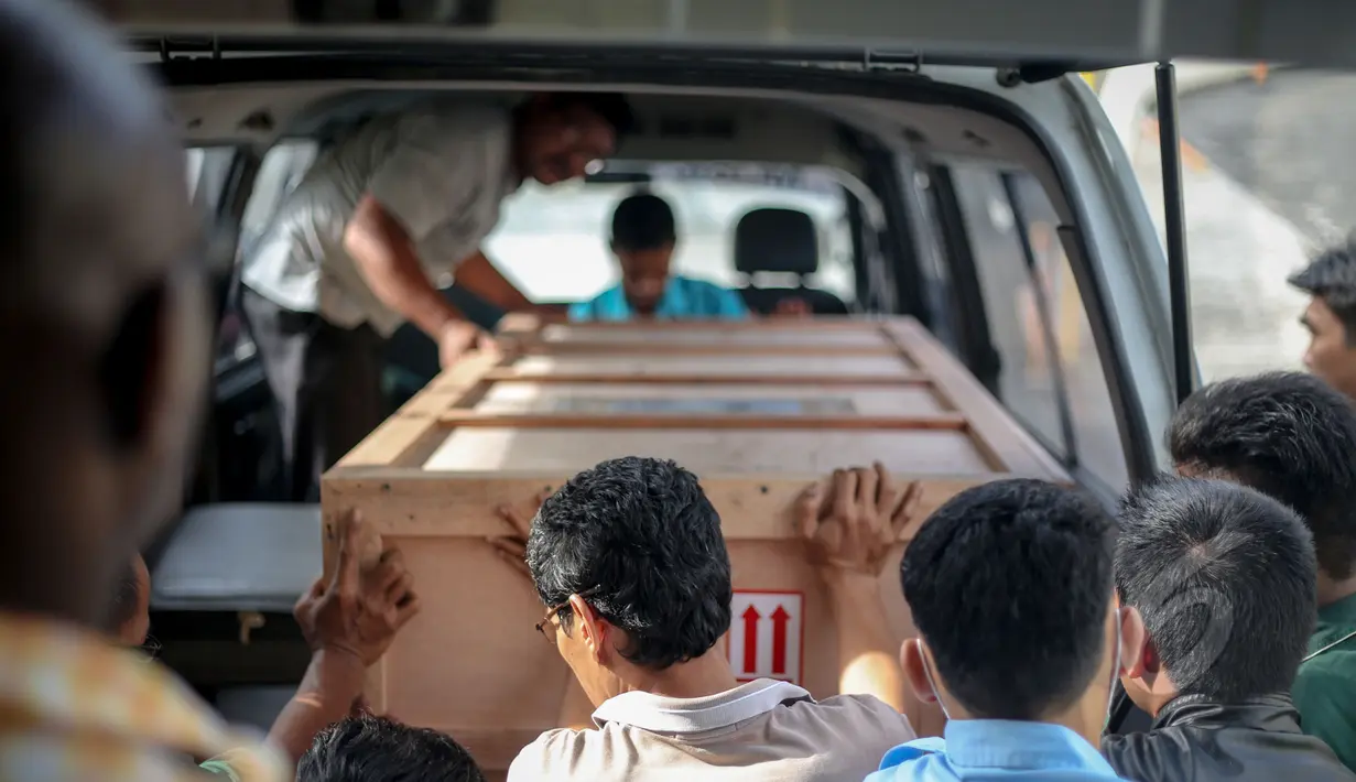 Sejumlah petugas memasukkan peti jenazah terpidana mati Sylvester Obiekwe ke dalam ambulans di Rumah Duka RS PGI Cikini, Jakarta, Kamis (30/4/2015). Jenazah Sylvester hari ini dipulangkan ke negara asalnya, Nigeria. (Liputan6.com/Faizal Fanani)