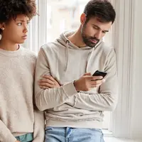 Ilustrasi pasangan bertengkar, cuek. (Image by wayhomestudio on Freepik)