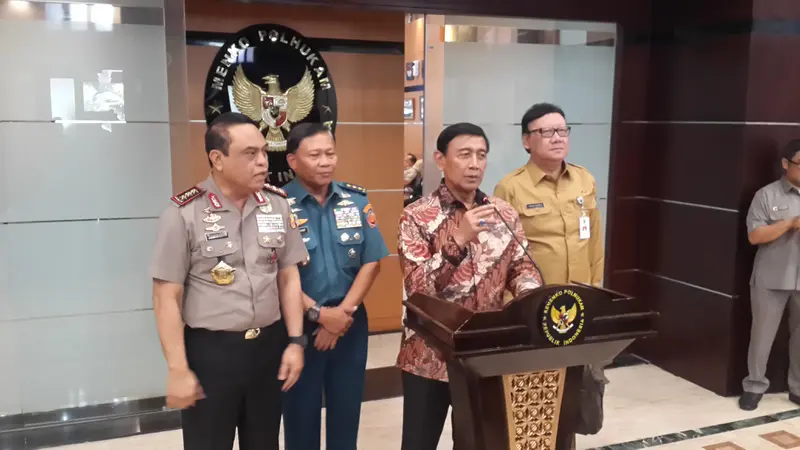 Wiranto mengumumkan bahwa pemerintah mengkaji ulang soal penjabat gubernur dari kalangan Polri