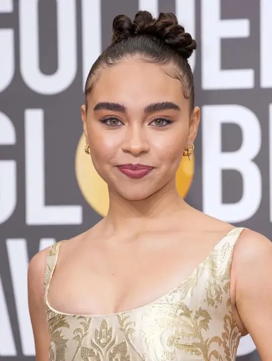 Tampilan segar Bailey dengan alis mata yang bold dan lipstik berry yang light. [@baileybass]