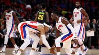 Duo Detroit Pistons, Reggie Jackson (kanan) dan Tobias Harris, merayakan poin pada laga NBA 2017-2018 melawan Atlanta Hawks di Little Caesars Arena, Jumat (10/11/2017) atau Sabtu (11/11/2017) WIB. (AFP/Gregory Shamus)