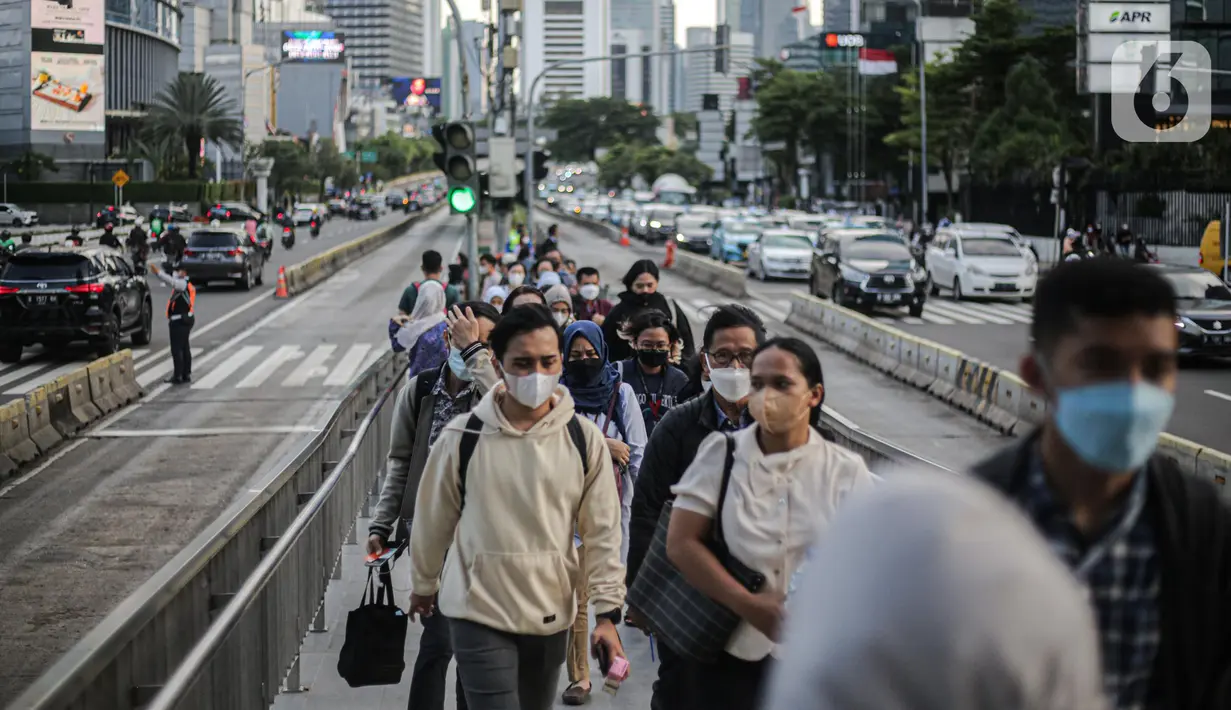 Sejumlah pekerja beraktivitas di kawasan Jalan Thamrin, Jakarta, Kamis (5/1/2023). Pencabutan Pemberlakuan Pembatasan Kegiatan Masyarakat (PPKM) dinilai untuk menggenjot ekonomi Indonesia 2023 yang diproyeksi suram akibat resesi global. (Liputan6.com/Faizal Fanani)