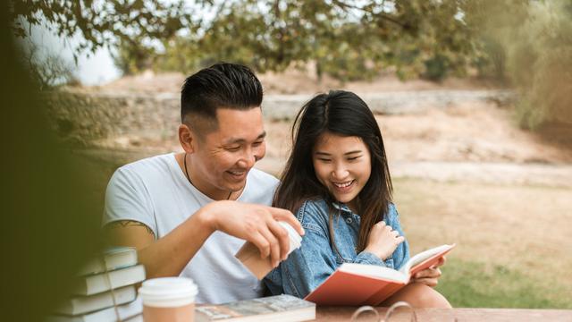 Ilustrasi membaca bersama pasangan, cerita rakyat