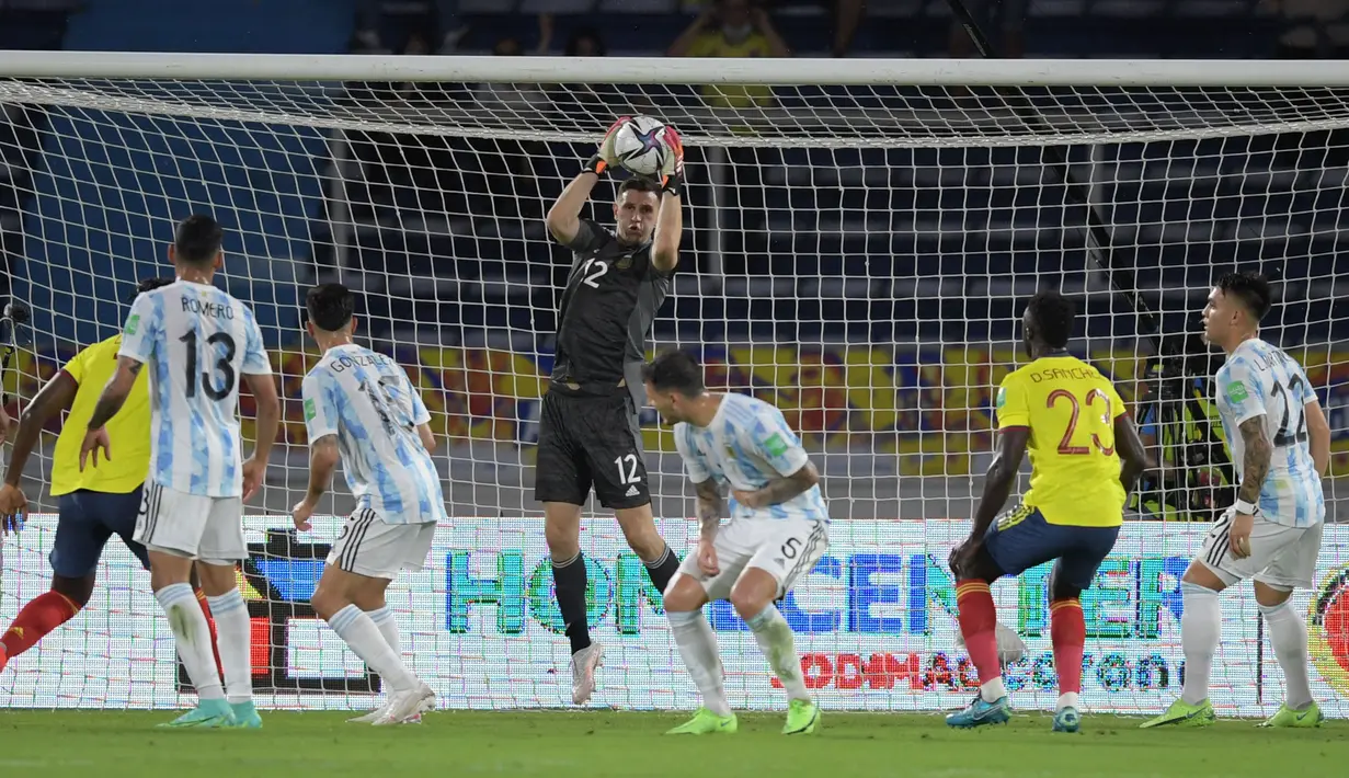 Gawang Emiliano Martinez mulai terancam oleh serangan pemain Kolombia yang dipimpin oleh Juan Guillermo Cuadrado setelah menit ke-10. Sayangnya serangan-serangan pemain Kolombia belum membuahkan hasil hingga turun minum pertandigan. (Foto: AFP/Raul Arboleda)
