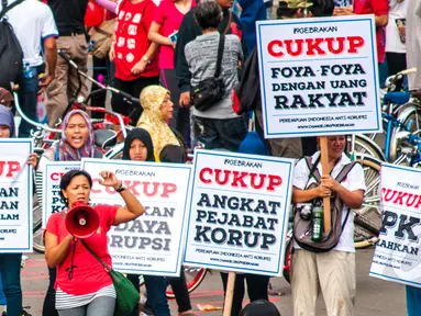 Sejumlah aktivis Perempuan Indonesia Antikorupsi menggelar aksi damai menolak korupsi di Bundaran HI, Jakarta, Minggu (8/3/2015). Mereka juga meminta Presiden Jokowi tegas dalam memberantas korupsi di Indonesia. (Liputan6.com/Yoppy Renato) 
