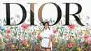 Bintang film Candy Jar, Antonia Gentry mengenakan Dior Ready-To-Wear oleh Maria Grazia Chiuri. Dia juga mengenakan tas, ikat pinggang, sepatu, topi, dan perhiasan dari Dior. (dok/Dior).