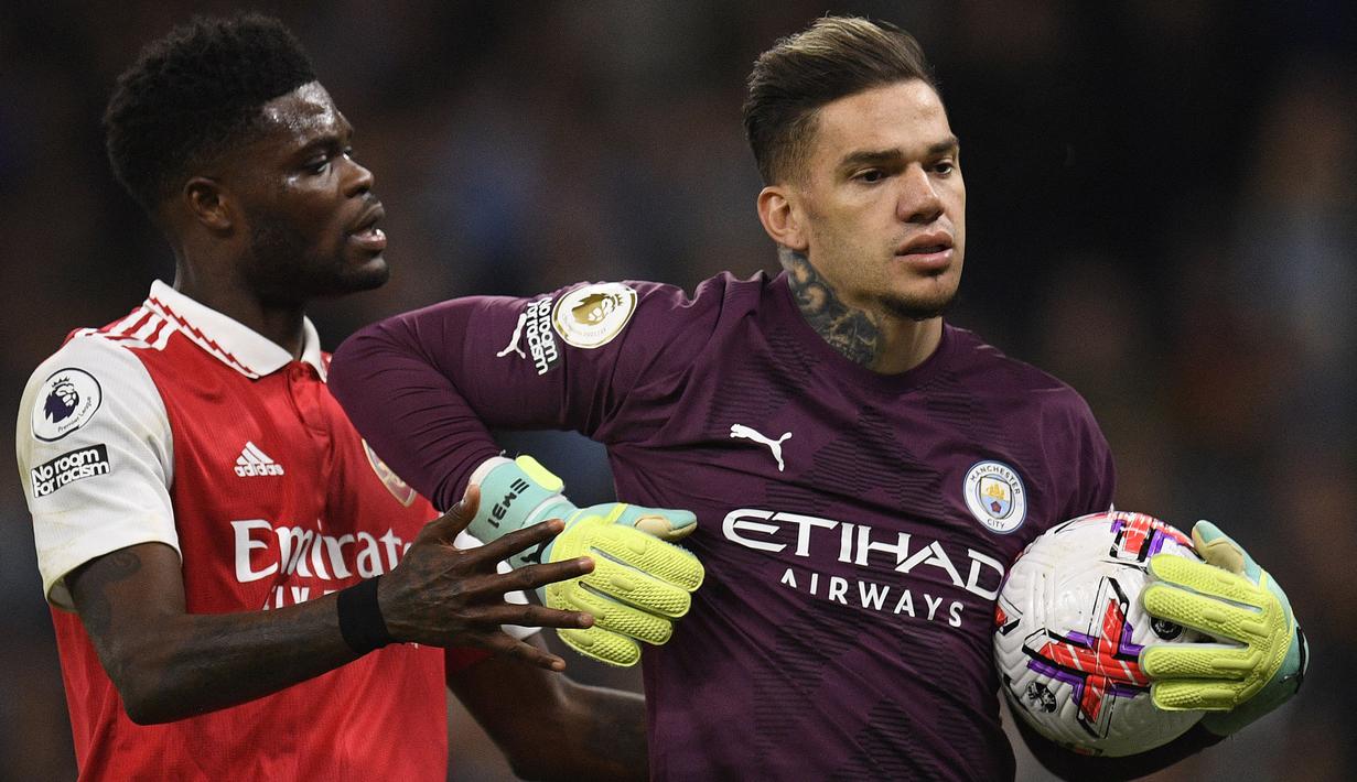 Setiap pesepak bola, apa pun posisinya dalam sebuah tim, termasuk seoarang kiper tentu berpeluang diganjar kartu kuning sebagai peringatan keras dari wasit akibat melanggar aturan pertandingan. Sepanjang sejarah Premier League yang telah dimulai sejak musim 1992/1993 hingga kini, terdapat beberapa kiper sebagai pengoleksi terbanyak kartu kuning sepanjang sejarah Premier League. Berikut kami tampilkan daftar 5 besar kiper dengan jumlah kartu kuning terbanyak di Premier League. (AFP/Oli Scarff)