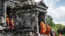 Para biksu Buddha mengunjungi Candi Sewu, bagian dari Kompleks Candi Prambanan yang termasuk dalam Situs Warisan Dunia UNESCO, saat mereka berpartisipasi dalam perjalanan spiritual Indonesia Walk of Peace (IWOP 2026) di Klaten, Jawa Tengah, pada Jumat 29 Mei 2026. Mereka berjalan sejauh 660 kilometer selama 20 hari dari Pulau Bali ke Candi Borobudur di Magelang, Jawa Tengah, untuk merayakan Hari Waisak. (DEVI RAHMAN/AFP)