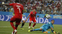 Kiper Kosta Rika, Keylor Navas menghalau bola sepakan pemain Swiss, Breel Embolo pada laga grup E Piala Dunia 2018 di Nizhny Novgorod Stadium, Nizhny Novgorod, Rusia, (27/6/2018). Swiss bermain imbang 2-2. (AP/Vadim Ghirda)