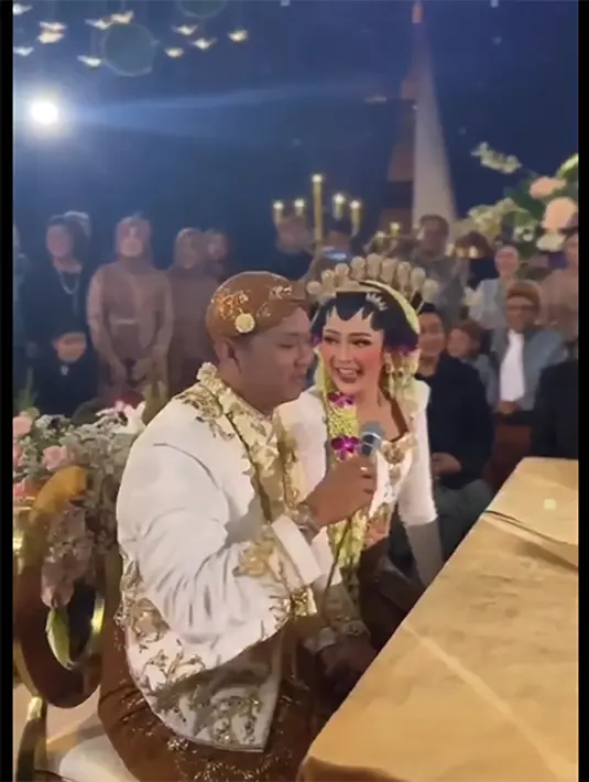 Denny juga mengungkapkan perasaan lega setelah resmi menikah. Saking senangnya sampai lompat-lompat.  "Lagi Bar 🤨. LEGO 🤍 . Matursuwun gusti, lan matursuwun doa ne panjenengan sedoyo. Kulo terharu, bungah mencak - mencak, SAKING SENENGE," tulis Denny Caknan.[Instagram/goodall.news]