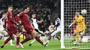 Memasuki masa tambahan waktu atau pada menit ke-90+1, Mats Hummels berhasil membobol gawang Tottenham Hotspur. Skor berubah menjadi imbang 2-2. (JUSTIN TALLIS/AFP)