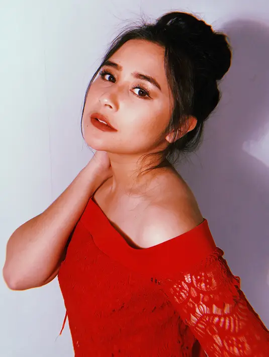 Pasangan kekasih pada umumnya, biasanya hobi banget memamerkan kemesraan mereka lewat foto-foto di media sosial. Namun sepertinya tidak untuk Prilly dan Maxime, meski keduanya sudah resmi berpacaran. (Instagram/prillylatuconsina96)