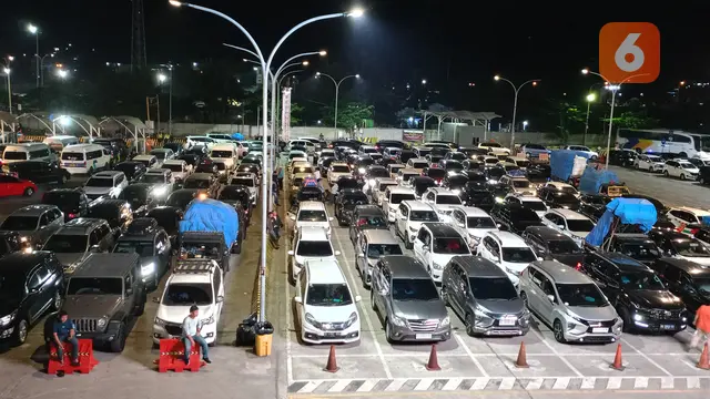 Suasana antrian kendaraan di Dermaga Eksekutif Pelabuhan Merak. (Sabtu, 23/12/2023). (Yandhi Deslatama/Liputan6.com).