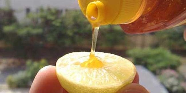 Hilangkan komedo dengan jeruk lemon dan madu. | Foto: copyright beautytips4her.com