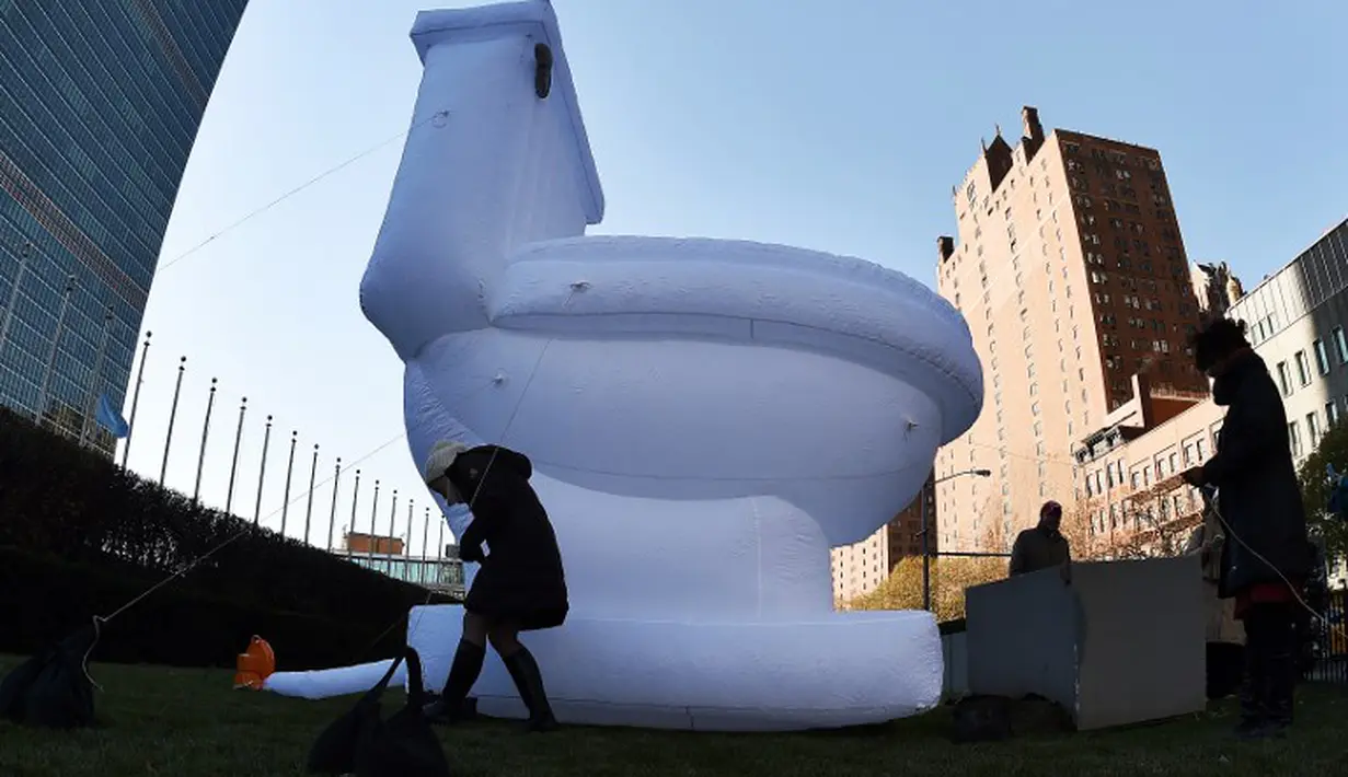 Pemasangan toilet raksasa ini sebagai peringatan dari Hari Toilet Sedunia yang jatuh pada tanggal 19 November. Foto diambil pada 19 November 2014.(AFP Photo/Jewel Samad)
