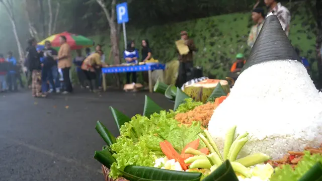 Tradisi menyambut tahun baru Jawa atau Suran di Lereng Gunung Slamet kawasan Cipendok, Banyumas. (Liputan6.com/Muhamad Ridlo)