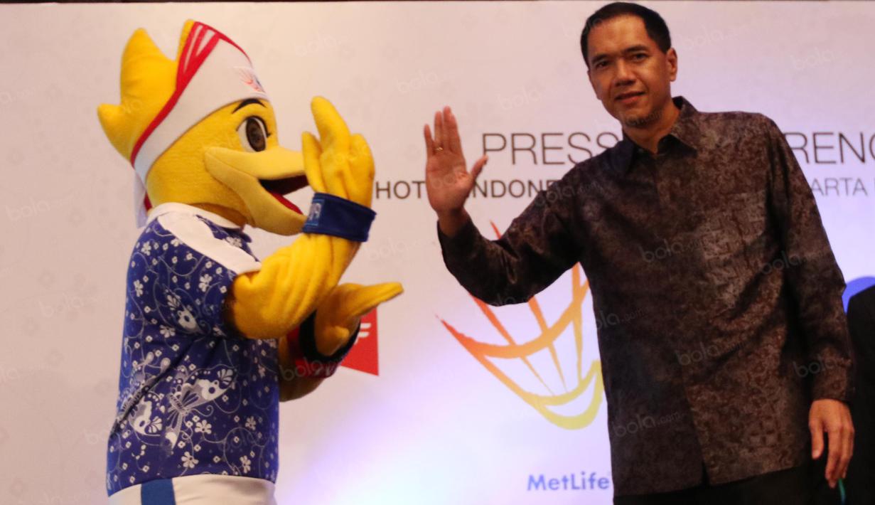 Ketua Umum PBSI, Gita Wirjawan, melakukan tos dengan maskot BIOSSP 2016 saat peluncuran Indonesia Open 2016 di Hotel Kempinski, Jakarta, Rabu (11/5/2016). (Bola.com/Nicklas Hanoatubun)