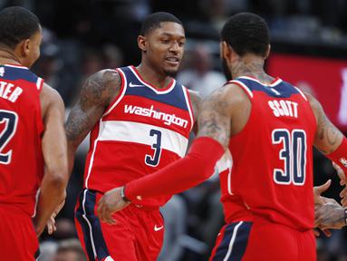 Para pemain Washington Wizards merayakan kemenangan atas Denver Nuggets pada laga NBA di Pepsi Center, Denver, Selasa (23/10/2017). Denver Nuggets kalah 104-109 dari Washington Wizards. (AP/David Zalubowski)