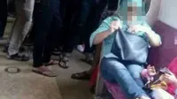 Seorang penumpang yang duduk selonjor di bangku KRL viral di media sosial. (Istimewa)