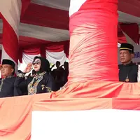 Wali Kota Bontang bersama jajaran memberi hormat saat upacara peringatan HUT ke-26 Kota Bontang di Stadion Bessai Berinta. ©Foto: Dok. Pemkot Bontang.