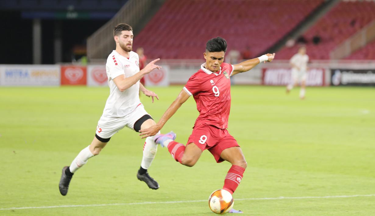 Pemain Timnas Indonesia U-22, M Ramadhan Sananta (kanan), berusaha menjebol gawang Timnas Lebanon U-22 dalam pertandingan uji coba yang berlangsung di Stadion Utama Gelora Bung Karno (SUGBK), Jakarta, Jumat (14/4/2023). (Bola.com/Abdul Aziz)