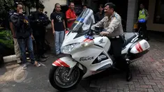 Petugas menunjukkan motor gede milik Rocky Herdarmel saat gelar barang bukti di Mapolda Metro Jaya, Jakarta, Selasa (2/6/2015). Rocky diringkus polisi saat menerobos busway di Jalan Panjang, Kebonjeruk, Jakarta Barat. (Liputan6.com/Johan Tallo)