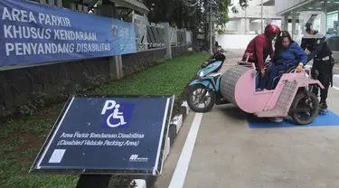 Penyandang disabilitas memarkirkan kendaraan pada area parkir khusus di Stasiun MRT Lebak Bulus, Jakarta, Kamis (20/02/202020). Mulai hari ini para penyandang disabilitas pengguna MRT dapat memarkirkan kendaraan mereka secara gratis di lokasi yang disediakan oleh pihak MRT. (merdeka.com/Arie Basuki)