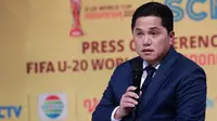 Ketua Umum PSSI, Erick Thohir, saat jumpa pers pemegang hak siar Piala Dunia U20 2023 di SCTV Tower, Senayan City, Jakarta, Selasa, (28/2/2023). (Bola.com/M Iqbal Ichsan)