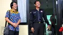 Ketua Komnas Perlindungan Anak Seto Mulyadi (kiri) saat mengunjungi kantor Komnas Perlindungan Anak yang terbakar pada 28 Juni lalu, di kawasan Pasar Rebo, Jakarta, Senin (29/6/2015). (Liputan6.com/Yoppy Renato)