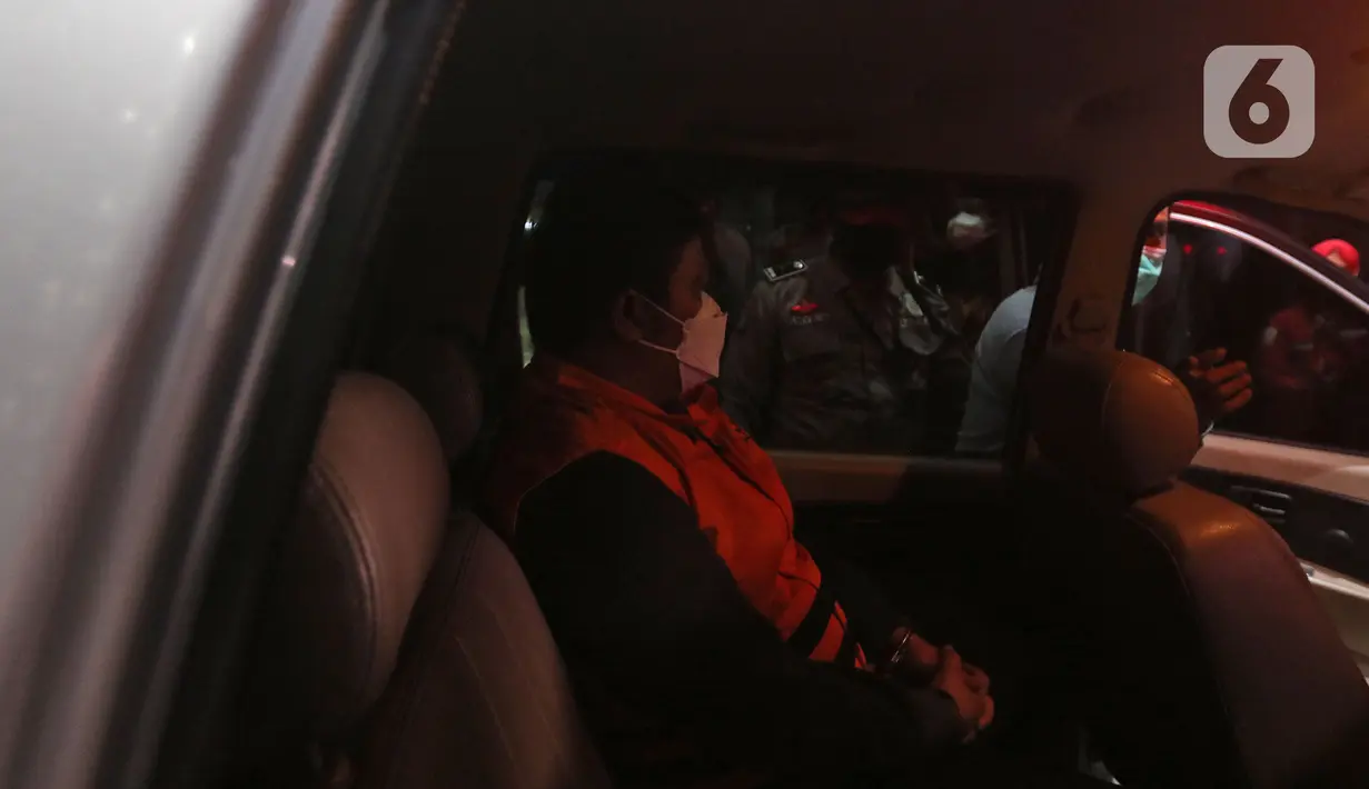 Bupati Kuantan Singingi (Kuansing) Andi Putra memakai rompi tahanan berada di dalam mobil usai diperiksa di gedung Komisi Pemberantasan Korupsi (KPK), Jakarta, Rabu (20/10/2021). KPK resmi menahan Andi Putra bersama General Manager PT Adimulia Agrolestari Sudarso. (Liputan6.com/Herman Zakharia)