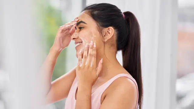 5 Kesalahan Mencuci Wajah yang Bikin Jerawatan, Jangan Sampai Terulang!