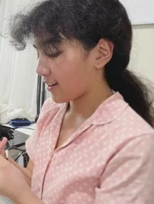 Anak dari Anji ini memang memiliki aura bintang. Ia mempunyai paras cantik seperti sang ibu. Darah seni juga mengalir bagi Leticia yang nyatanya sangat suka cover dance di sekolah. (Liputan6.com/IG/itssheilamj)