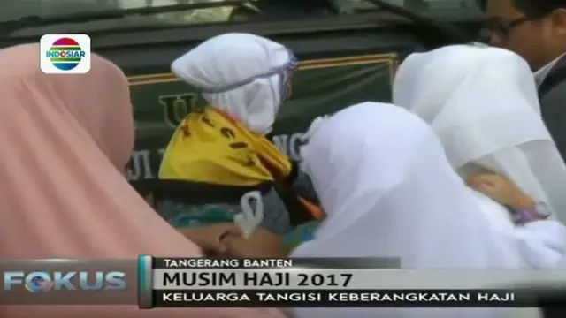 Suasana haru dan isak tangis keluarga pecah di halaman balaikota Tangerang saat sejumlah keluarga mengantarkan keluarga untuk ibadah haji. 