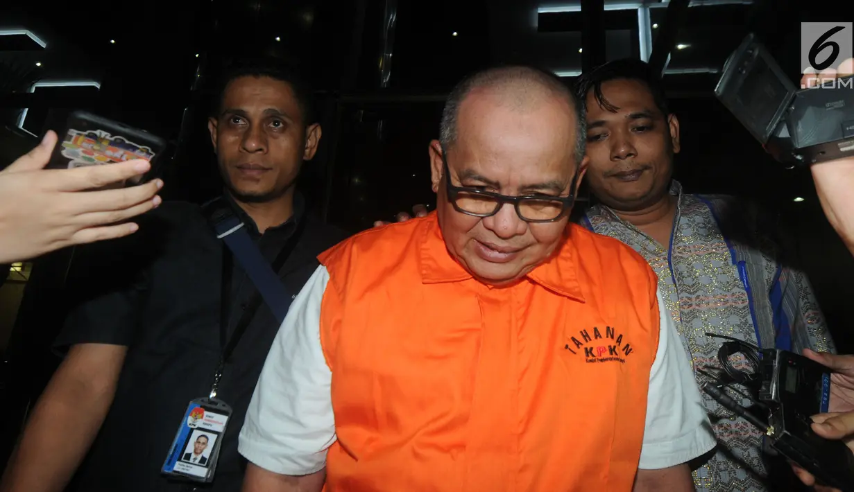 Mantan Kepala Dinas Pekerjaan Umum (PU) Bengkalis Muhammad Nasir seusai menjalani pemeriksaan di gedung KPK, Jakarta, Rabu (5/12). Muhammad Nasir yang kini sebagai menjabat Sekretaris Daerah Kota Dumai itu resmi ditahan KPK. (Merdeka.com/Dwi Narwoko)