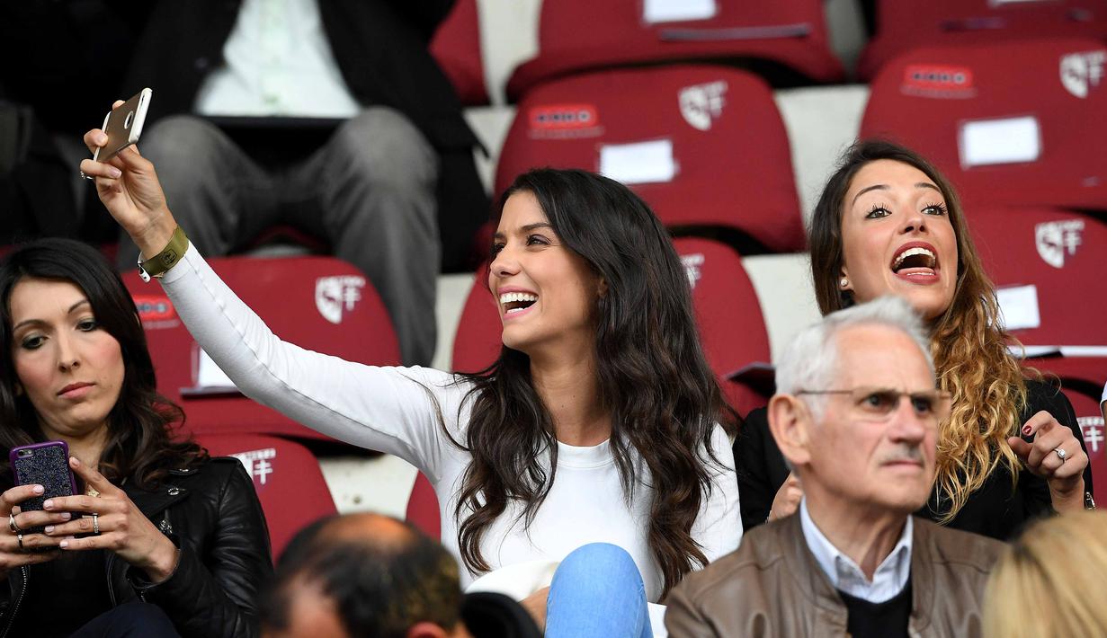 Ludivine Sagna (tengah)  istri pemain Prancis Bacary Sagna berfoto selfie saat laga persahabatan Prancis vs Skotlandia di Stadion St Symphorien, Longeville-les-Metz, Prancis, (4/6/2016), Prancis menang 3-0.  (AFP/Franck Fife)