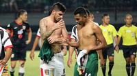 Striker Mitra Kukar Fernando Rodriguez bertukar jersey dengan pemain Persebaya, Andri Muliadi. (Bola.com/Aditya Wany)