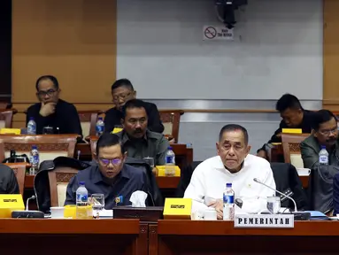 Menteri Pertahanan Ryamizard Ryacudu (kedua kanan) mengikuti Rapat Kerja dengan Komisi I DPR di Kompleks Parlemen, Senayan, Jakarta, Kamis (22/8/2019). Rapat tersebut Menhan mewakili Pemerintah membahas Pengelolaan Sumber Daya Nasional (RUU PSDN). (Liputan6.com/Johan Tallo)