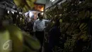Cagub DKI Jakarta Anies Rasyid Baswedan melihat pisang di Pasar Tebet Timur, Jakarta, Jumat (28/10). Kunjungan Anis tersebut untuk melihat suasana pasar tradisional serta sebagai kampanye Pilgub DKI Jakarta 2017. (Liputan6.com/Faizal Fanani)
