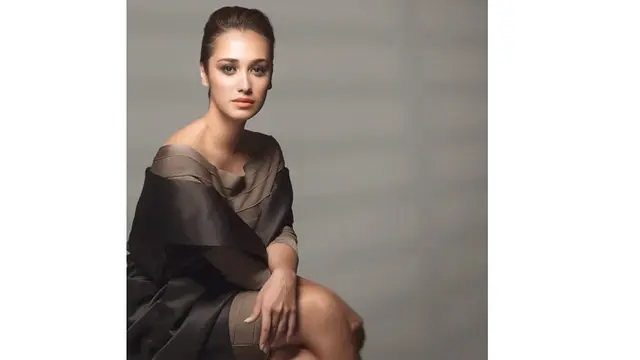 Biasa Tampil Natural, Ini 6 Potret Alexandra Gottardo dengan Makeup Tebal