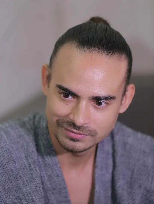 "Ya, aku dukung apa yang ia suka. Dari akting itu dia bisa menyampaikan emosinya di lagu. Dan saat dia main otomatis sangat natural sekali, dia juga selektif nggak asal ambil film," jelasnya. (Andy Masela/Bintang.com)