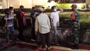 Tentara melakukan pembubaran terhadap warga yang berkerumun di kawasan Bundaran HI, Jakarta, Jumat (31/12/2021). Untuk mencegah penyebaran COVID-19, petugas gabungan melakukan pembubaran aktivitas warga di malam Tahun Baru. (Liputan6.com/Angga Yuniar)